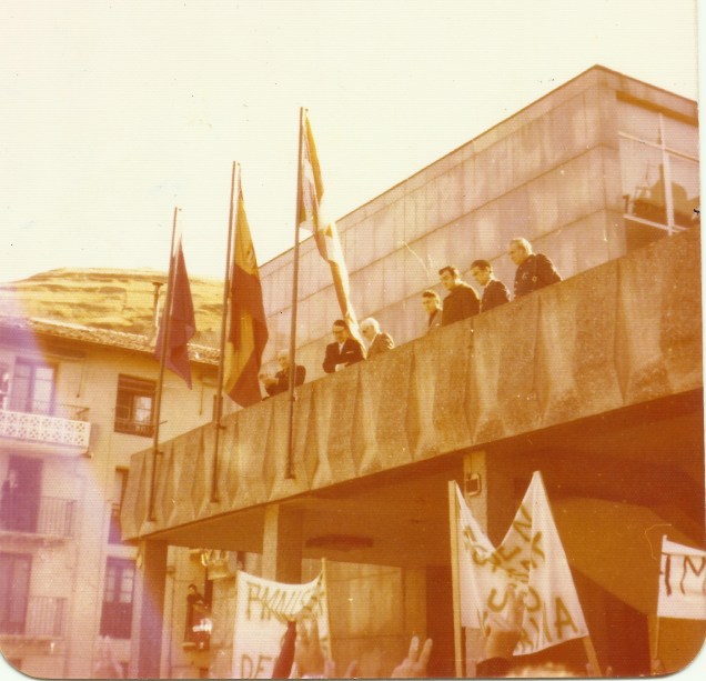 1. ikurriña Ondarroako udaletxean 1977-02-06