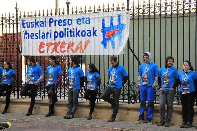 226ec8d1758beb717259ef7cd2114157deserritik-etxera-presoak-iheslariak-kateatu-2015-abendua-gasteiz-5jpg