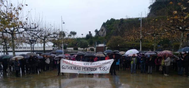 2018-12-03 pentsionistak alamedan pankarta atzin