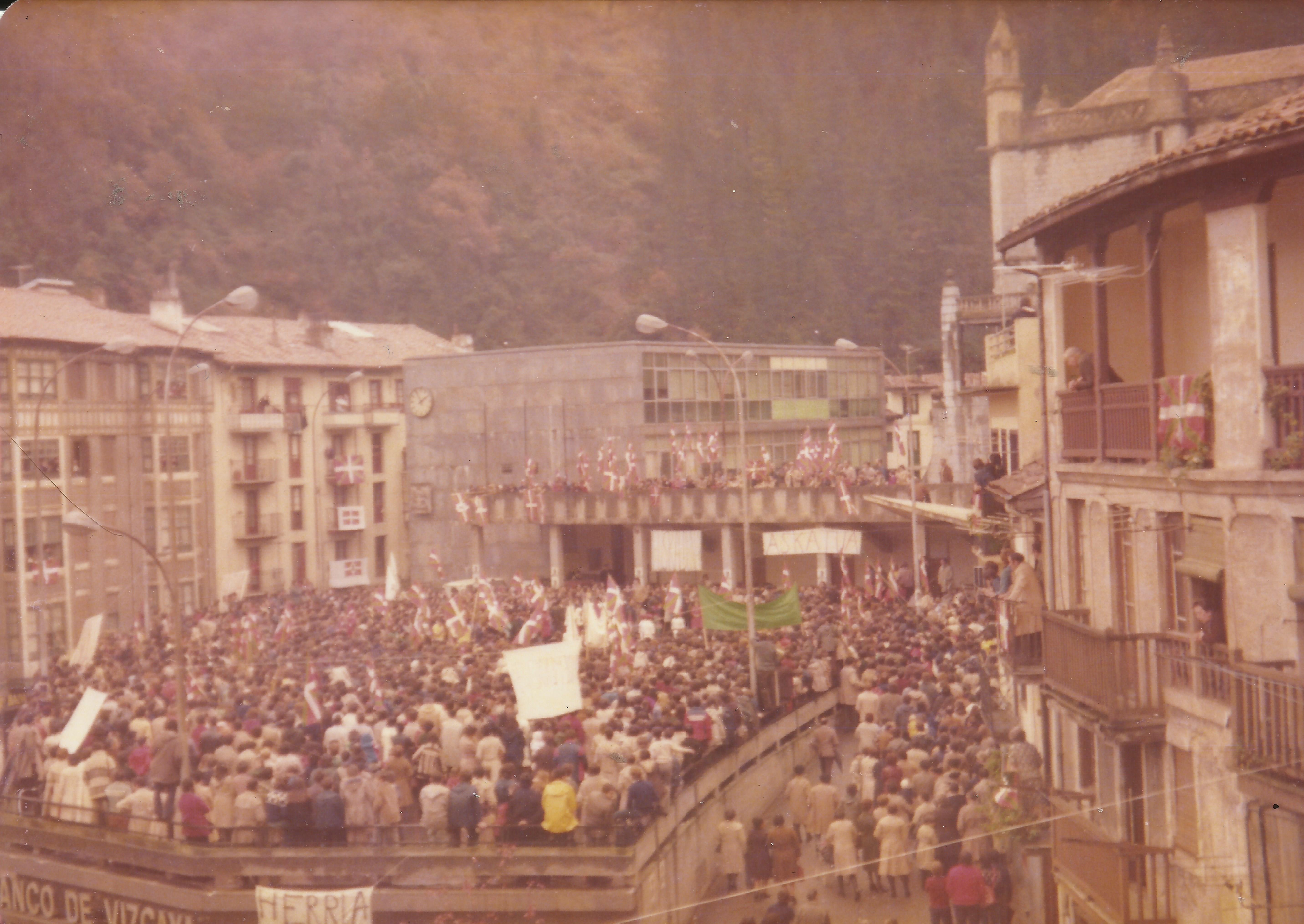 1977-12 FRANen ongi etorrixe